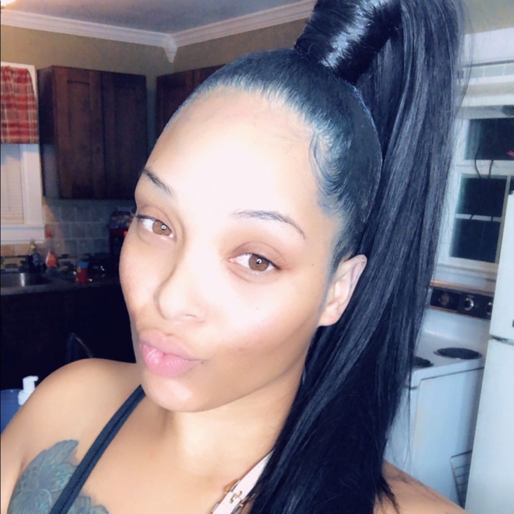 Meet your Posher, Angelia